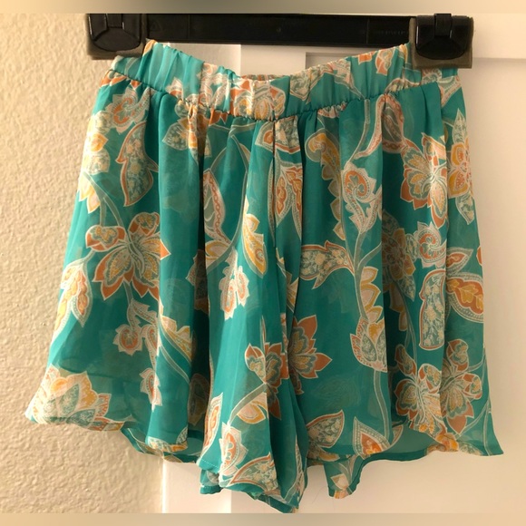 Show me your MuMu flouncy beach shorts, size XS - Picture 1 of 5